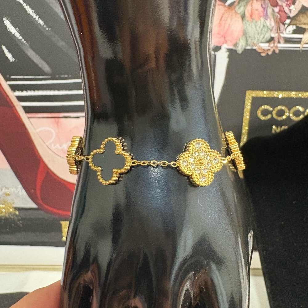 Elegant Gold & Black Clover Bracelet